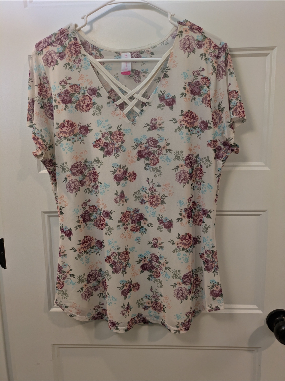 🔴 3/$15  No Boundaries Cream Floral V-Neck Top with Mauve Roses